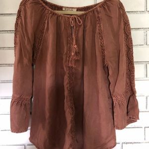 Flowy blouse with puff sleeve.